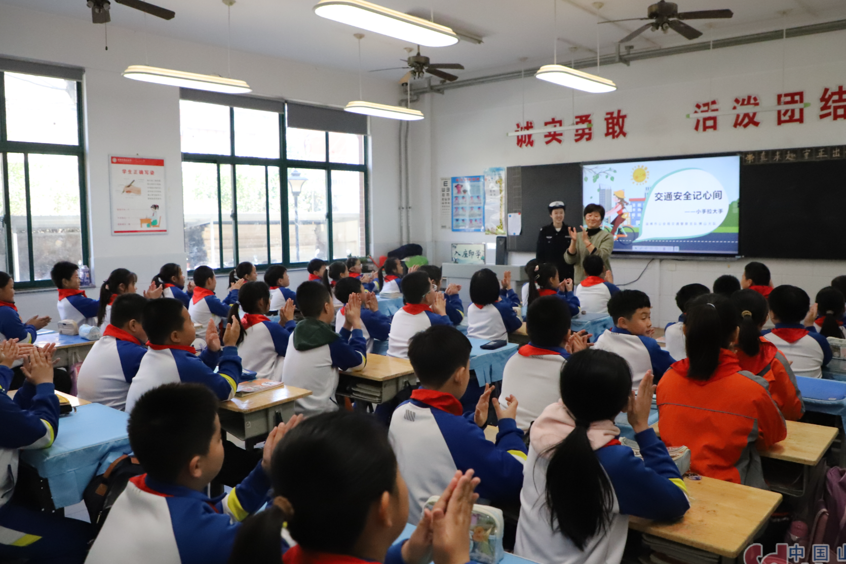 淄博博山：安全出行無(wú)小事 交警課堂進(jìn)校園